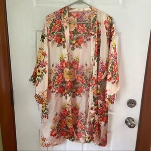 Lightweight floral dressing robe
